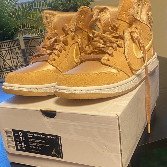 Jordan Shoes - Jordan Women's Air Jordan 1 Mid Gold